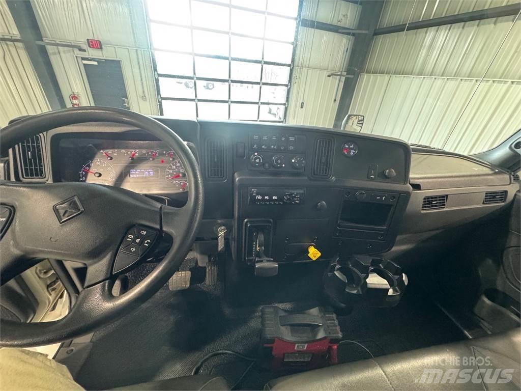 International MV607 厢式货车