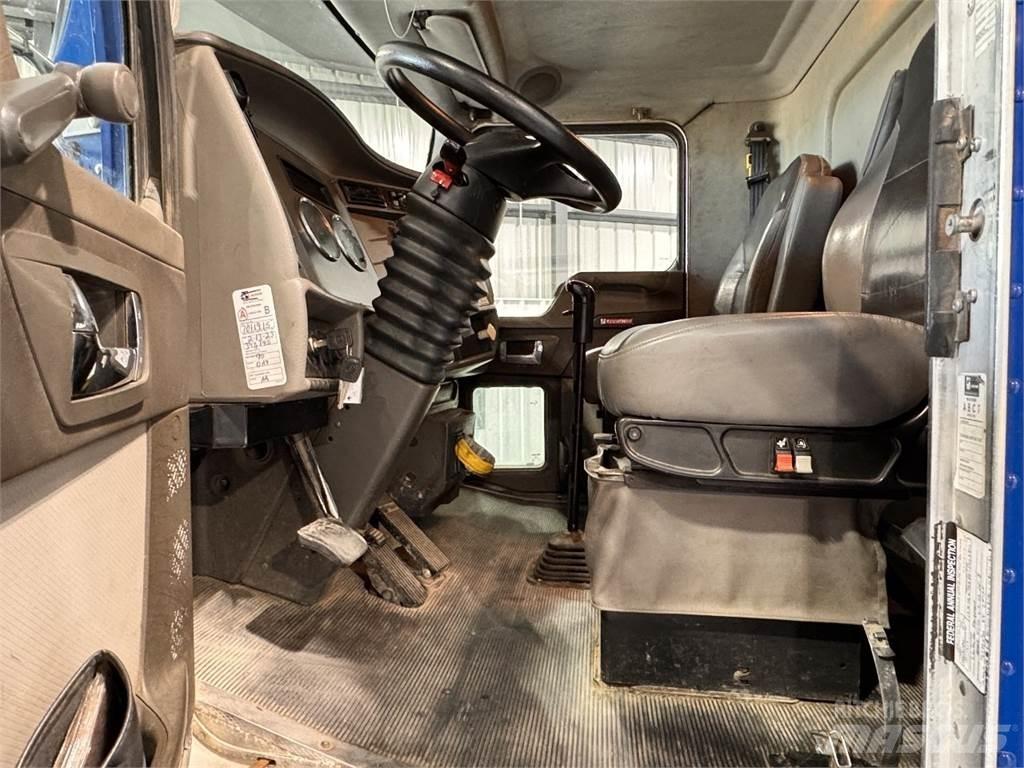 Kenworth T370 平板栏板货车