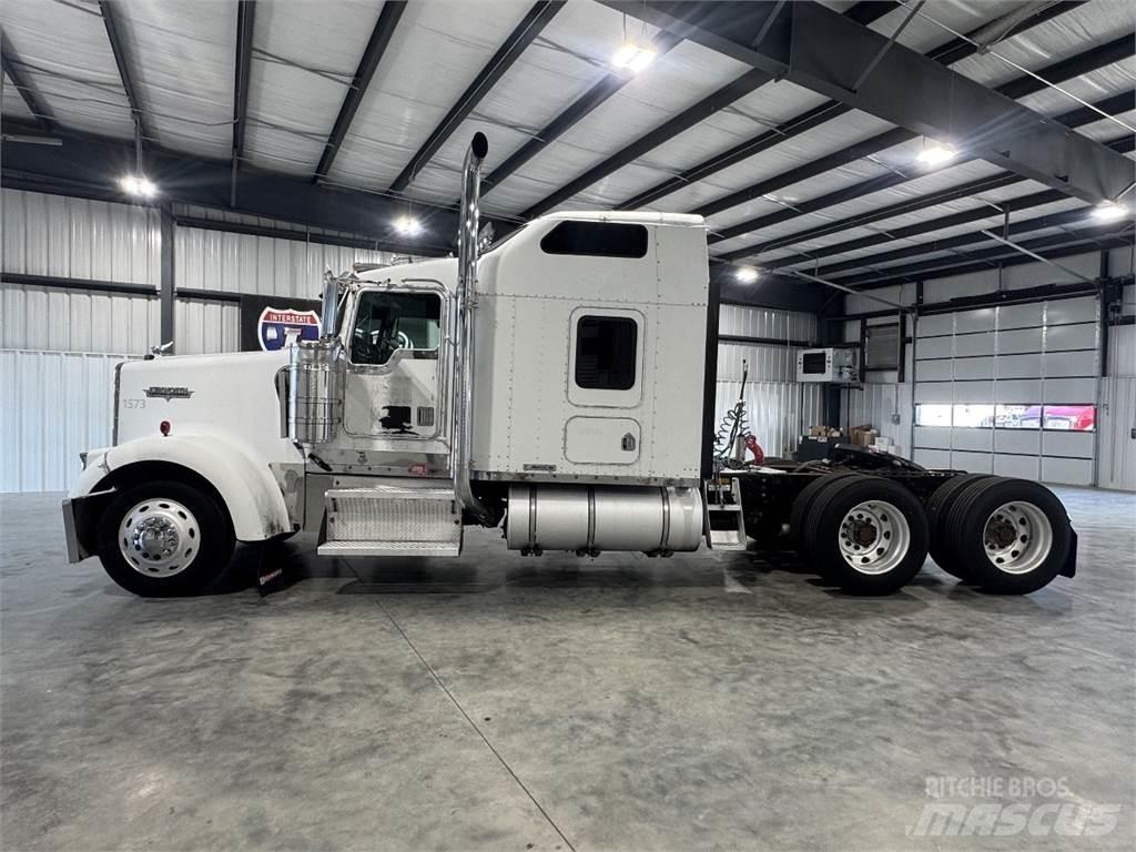 Kenworth W900 牵引车