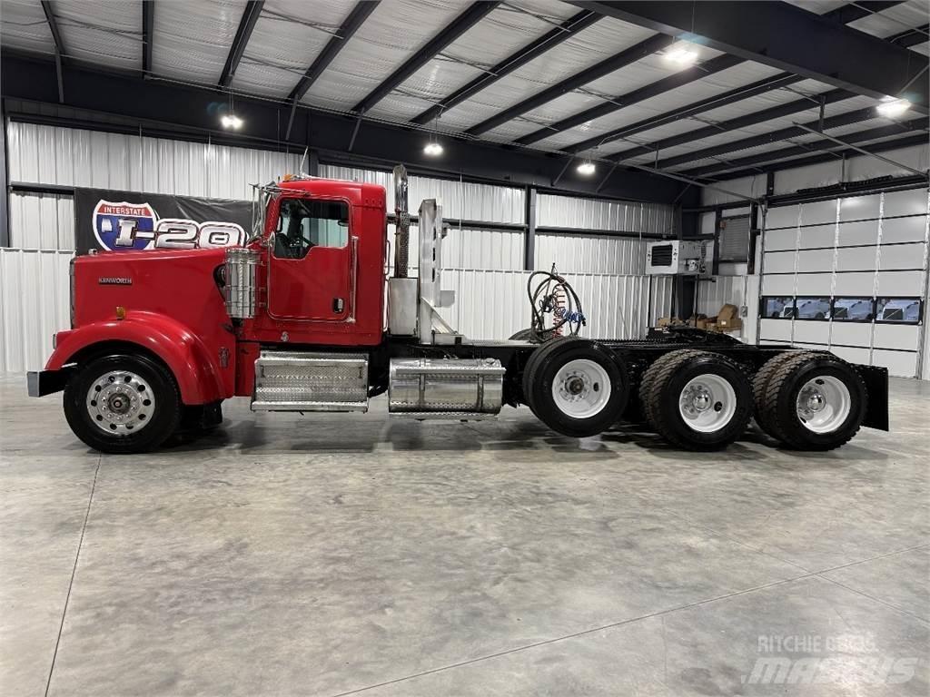 Kenworth W900L 牵引车