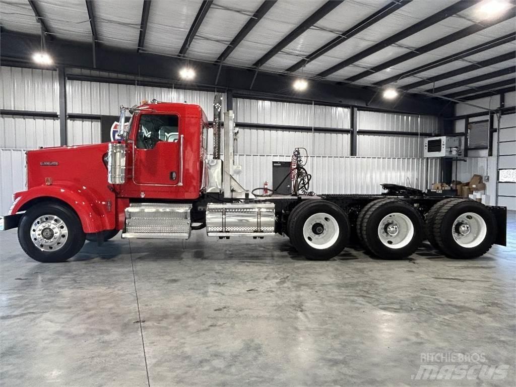 Kenworth W900L 牵引车
