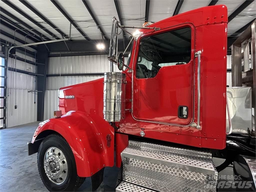 Kenworth W900L 牵引车
