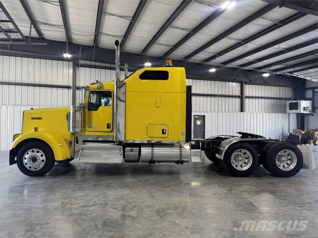 Kenworth W900L 牵引车
