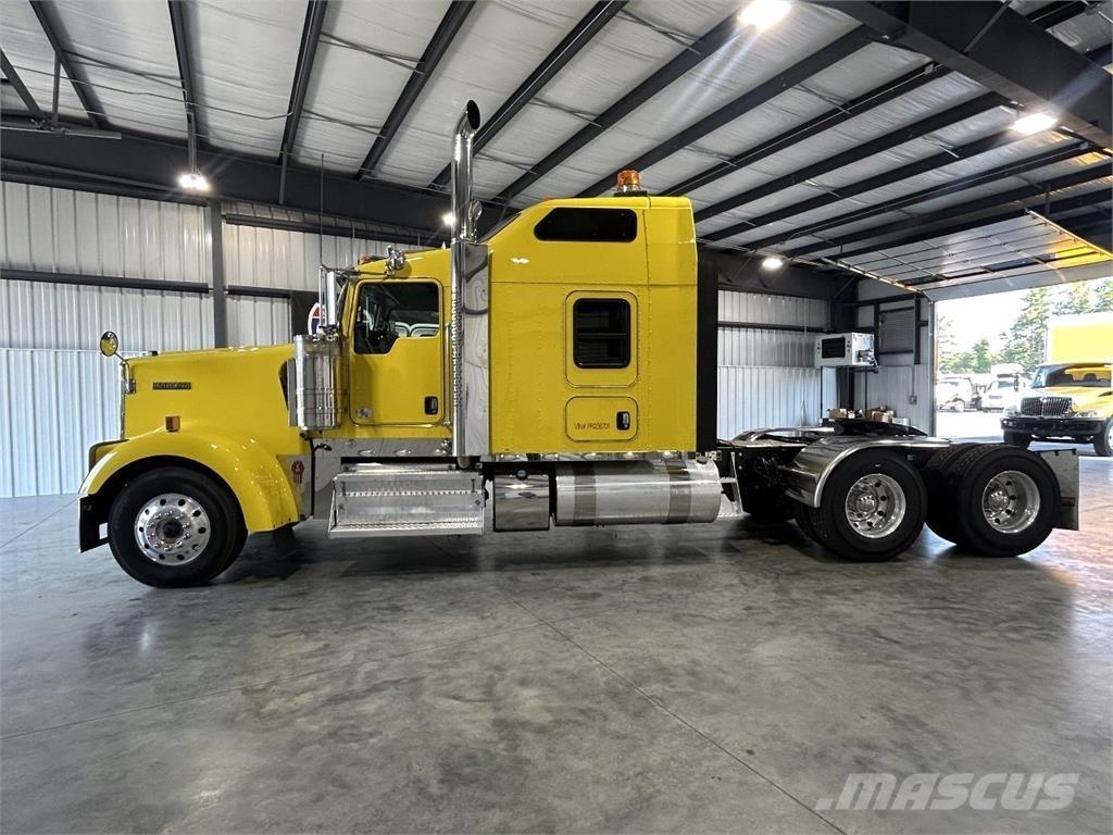Kenworth W900L 牵引车