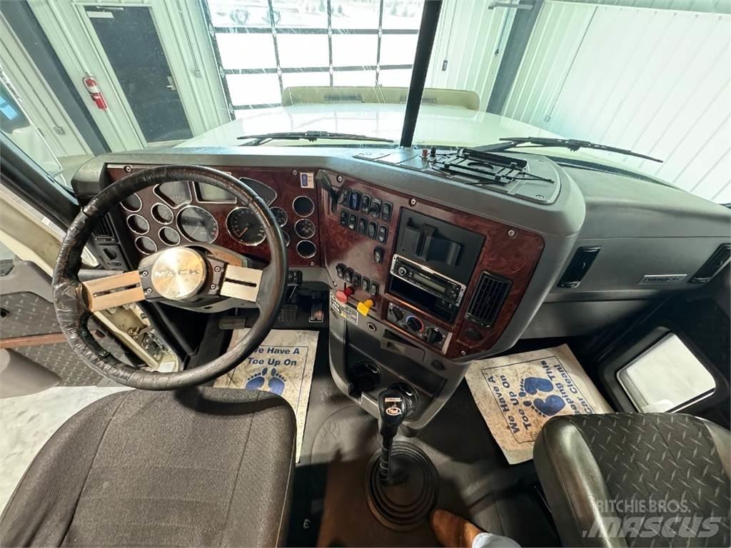 Mack CHU613 牵引车