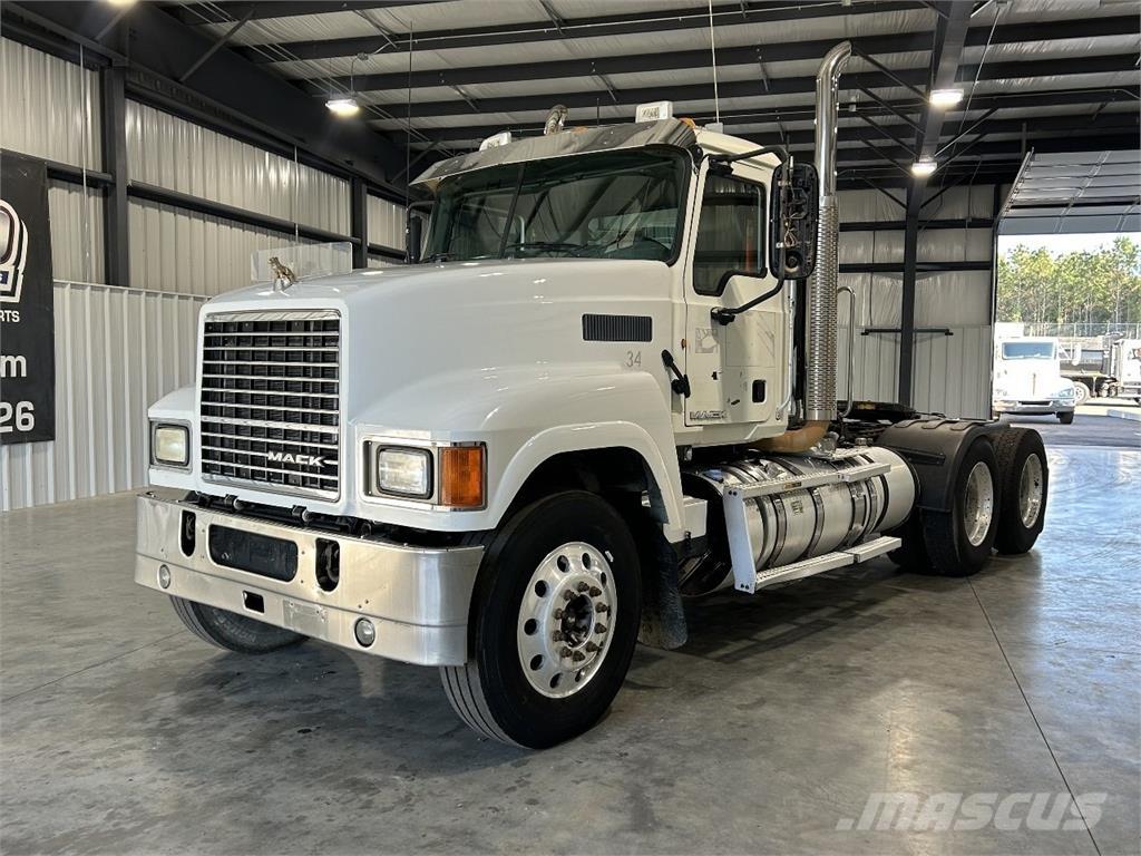 Mack CHU613 牵引车