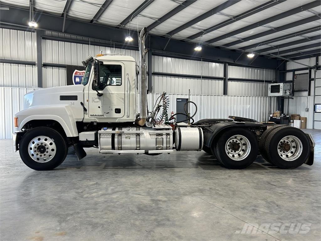 Mack CHU613 牵引车