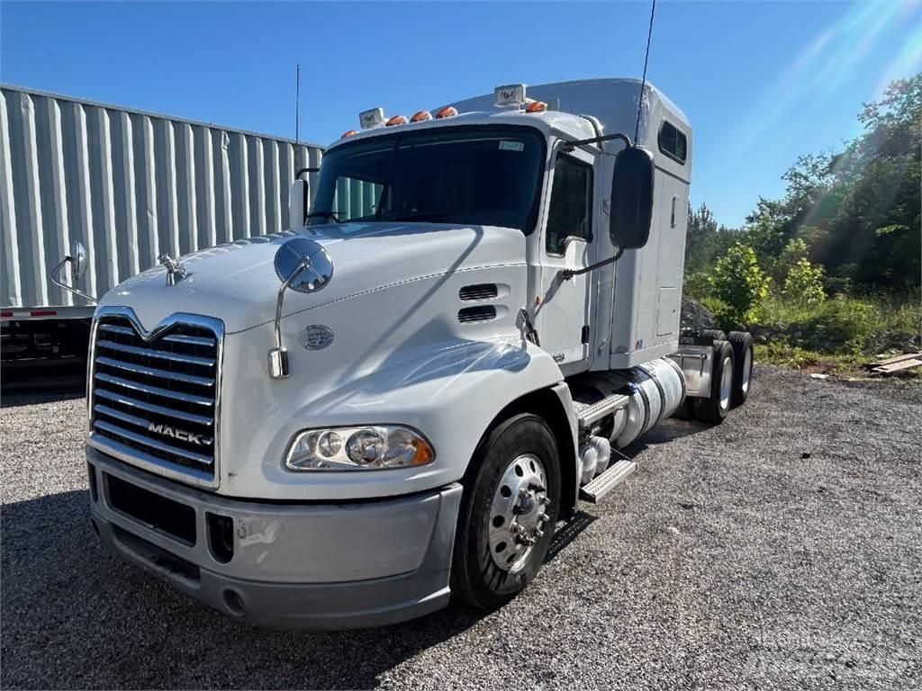 Mack CXU613 牵引车