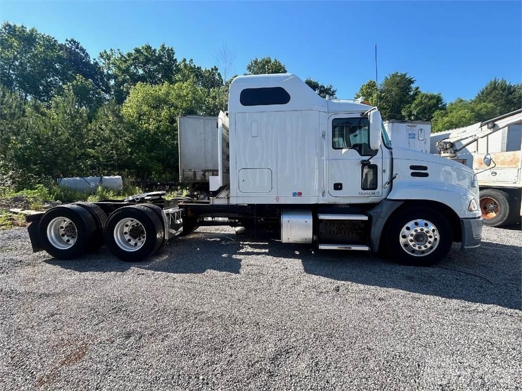 Mack CXU613 牵引车