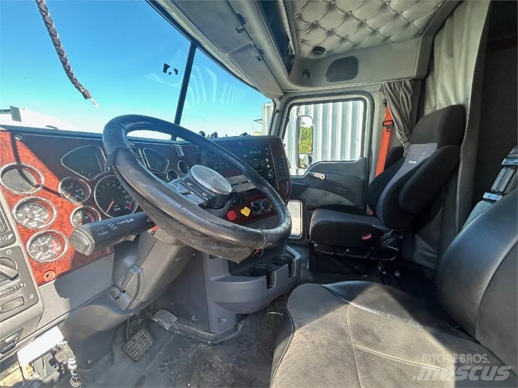 Mack CXU613 牵引车