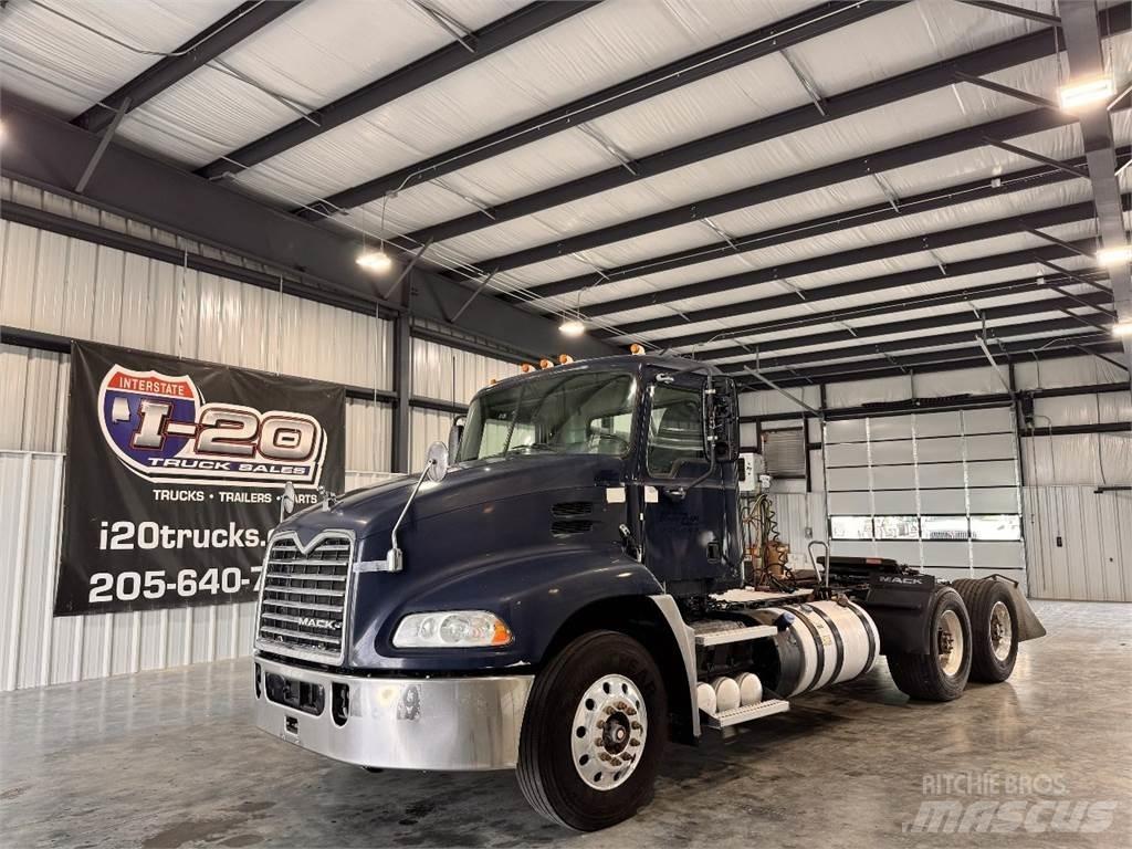 Mack CXU613 牵引车
