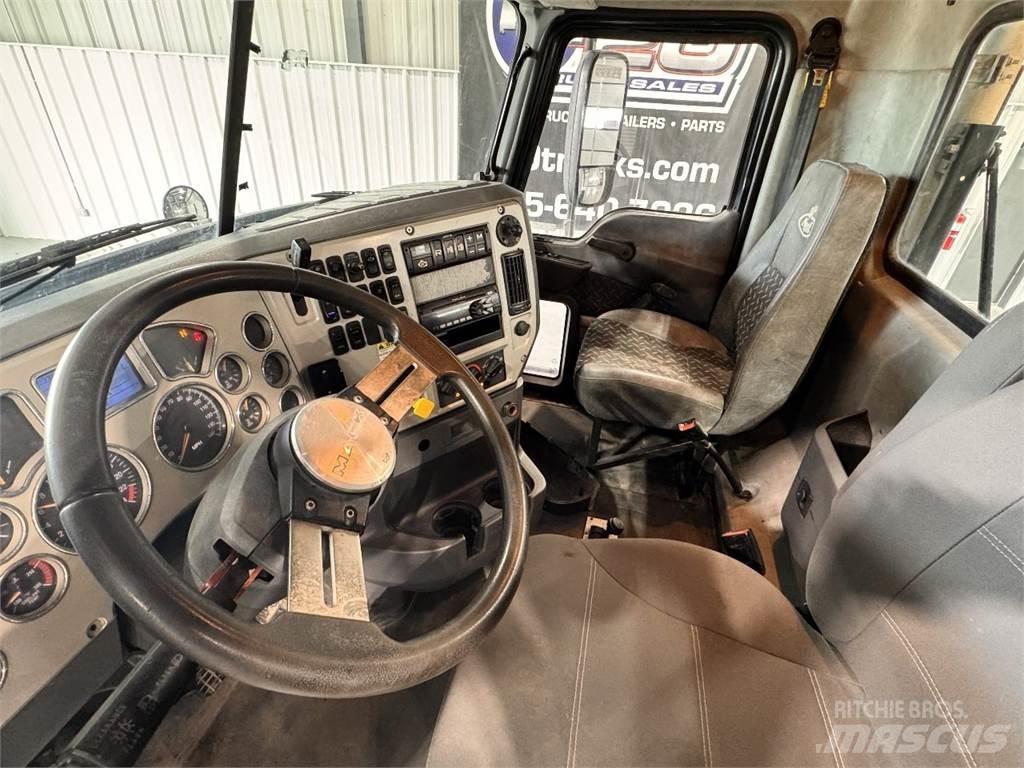Mack CXU613 牵引车