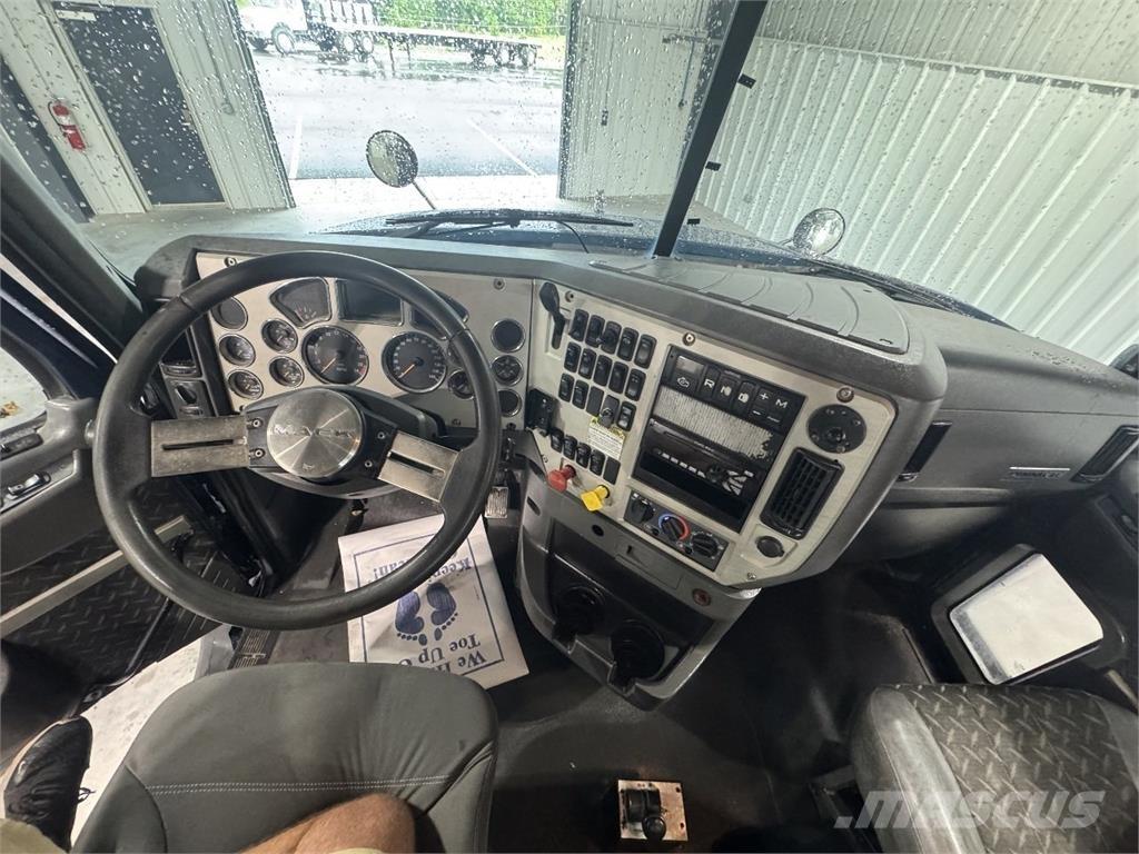 Mack CXU613 牵引车