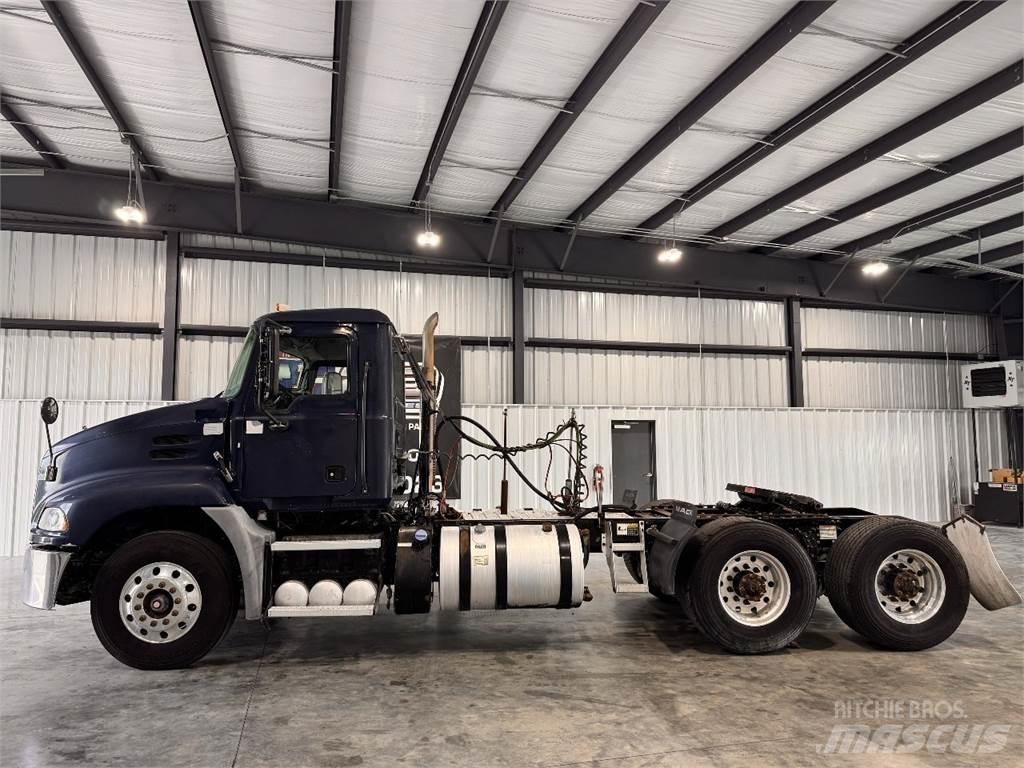Mack CXU613 牵引车