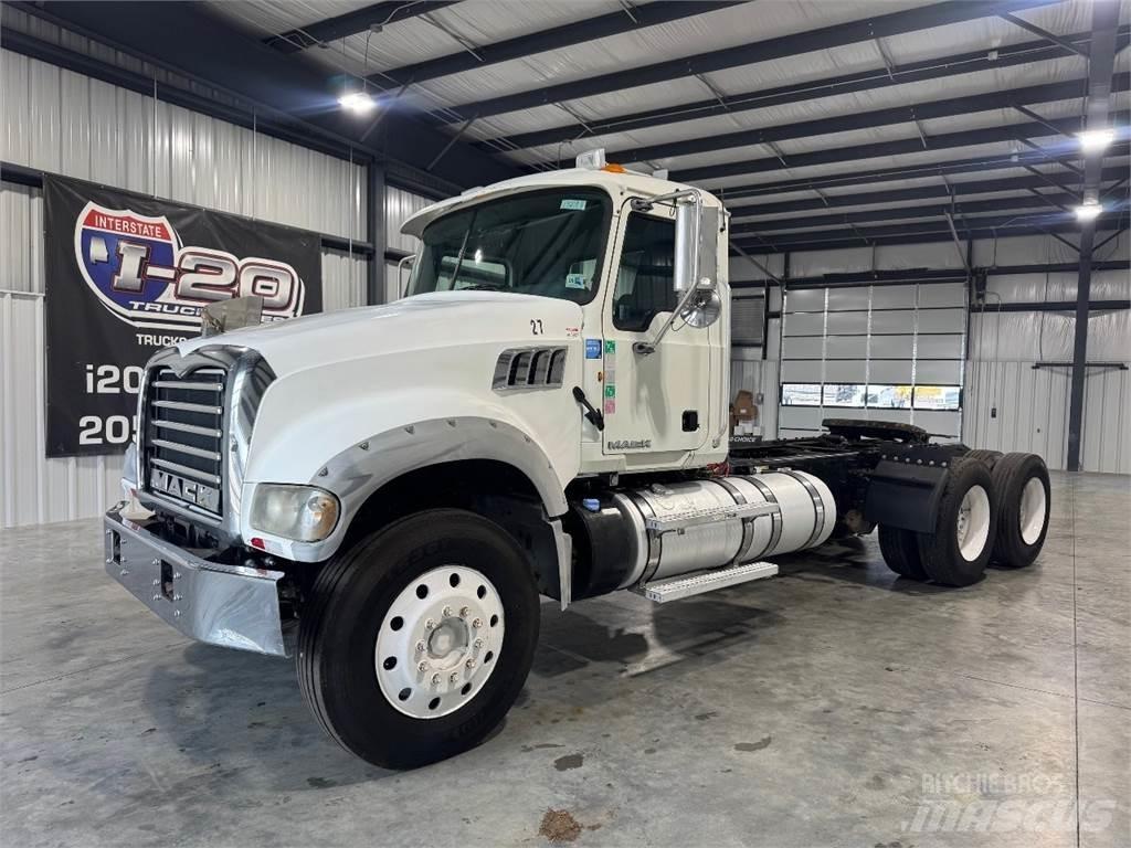 Mack GU713 牵引车