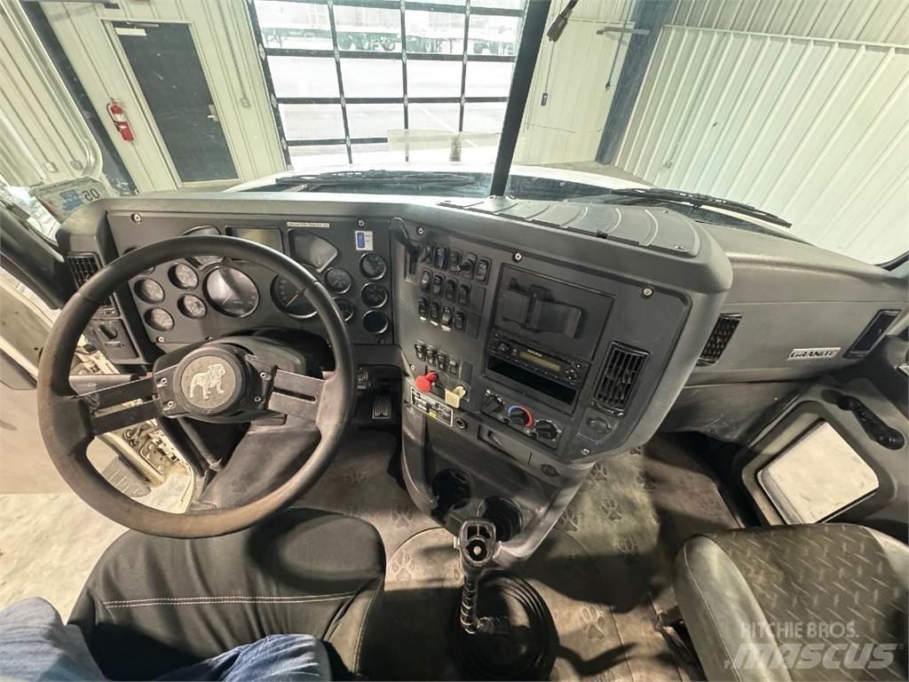 Mack GU713 牵引车