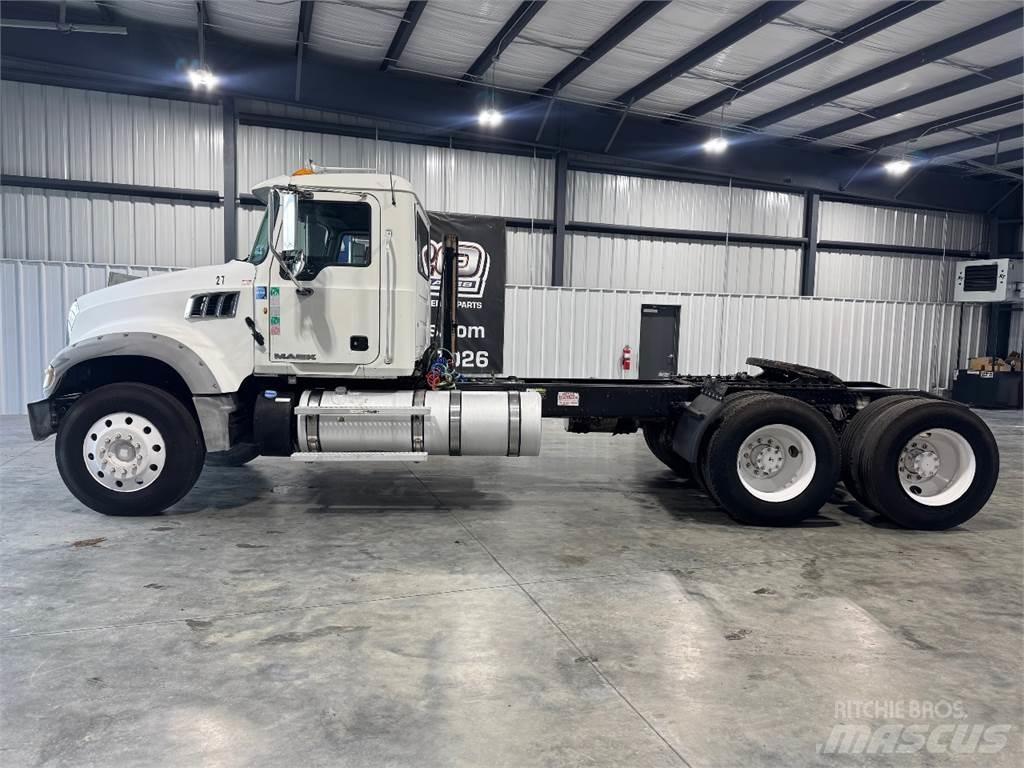 Mack GU713 牵引车