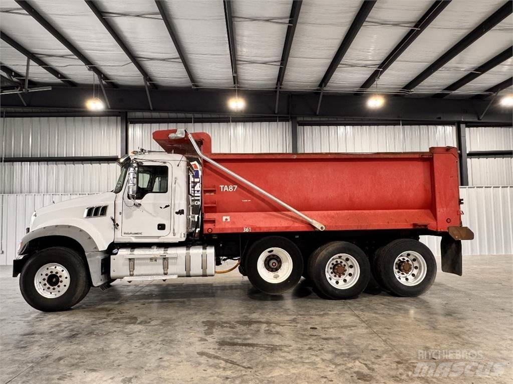 Mack GU713 自卸式货车