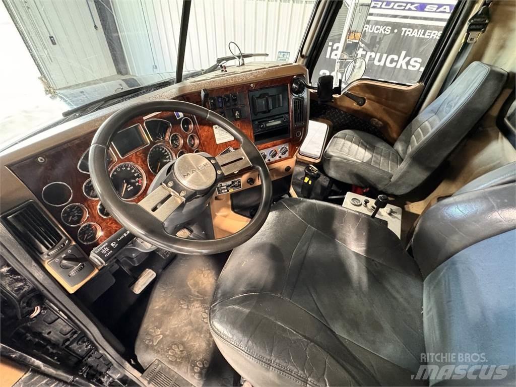 Mack GU713 自卸式货车