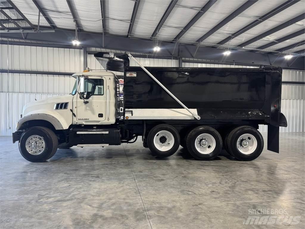 Mack GU713 自卸式货车