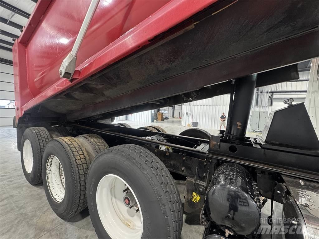 Mack GU713 自卸式货车