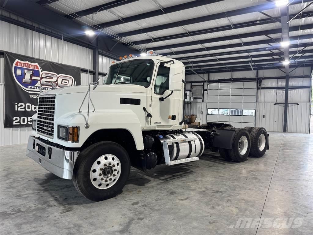 Mack Pinnacle 牵引车