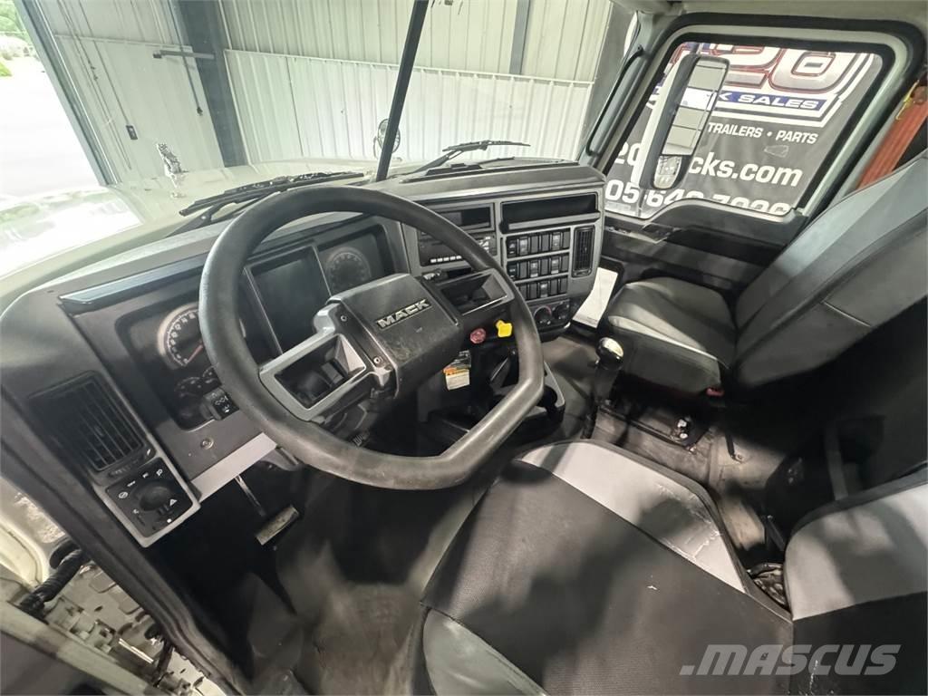 Mack Pinnacle 牵引车