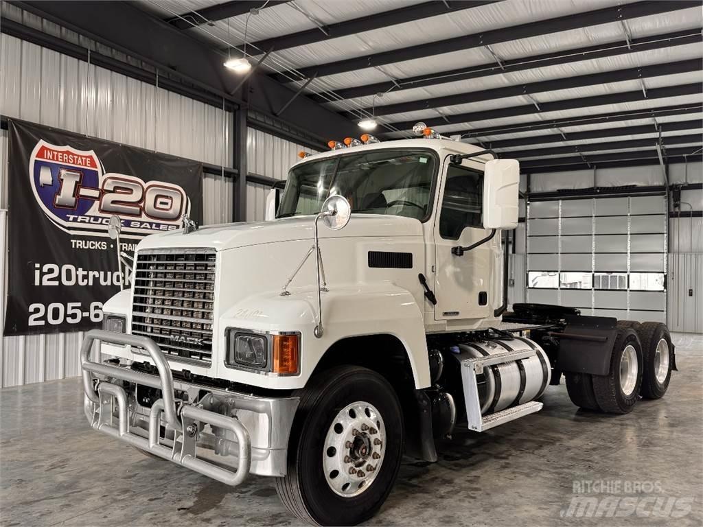 Mack Pinnacle 牵引车