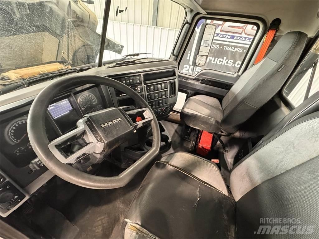 Mack Pinnacle 牵引车