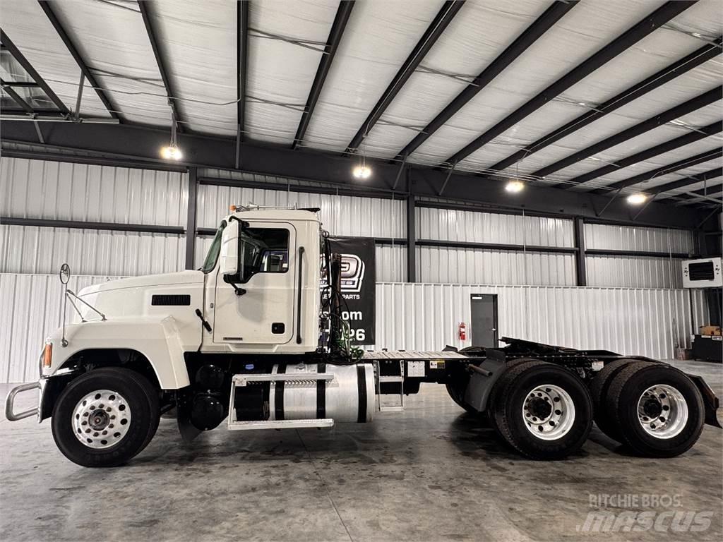 Mack Pinnacle 牵引车