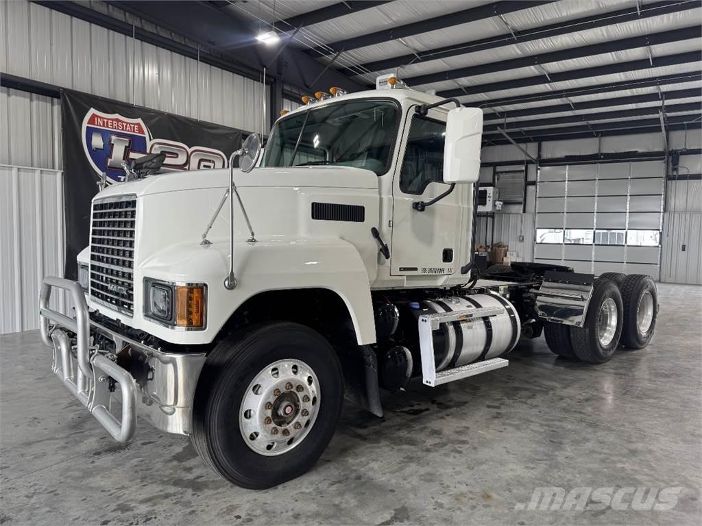 Mack Pinnacle 牵引车