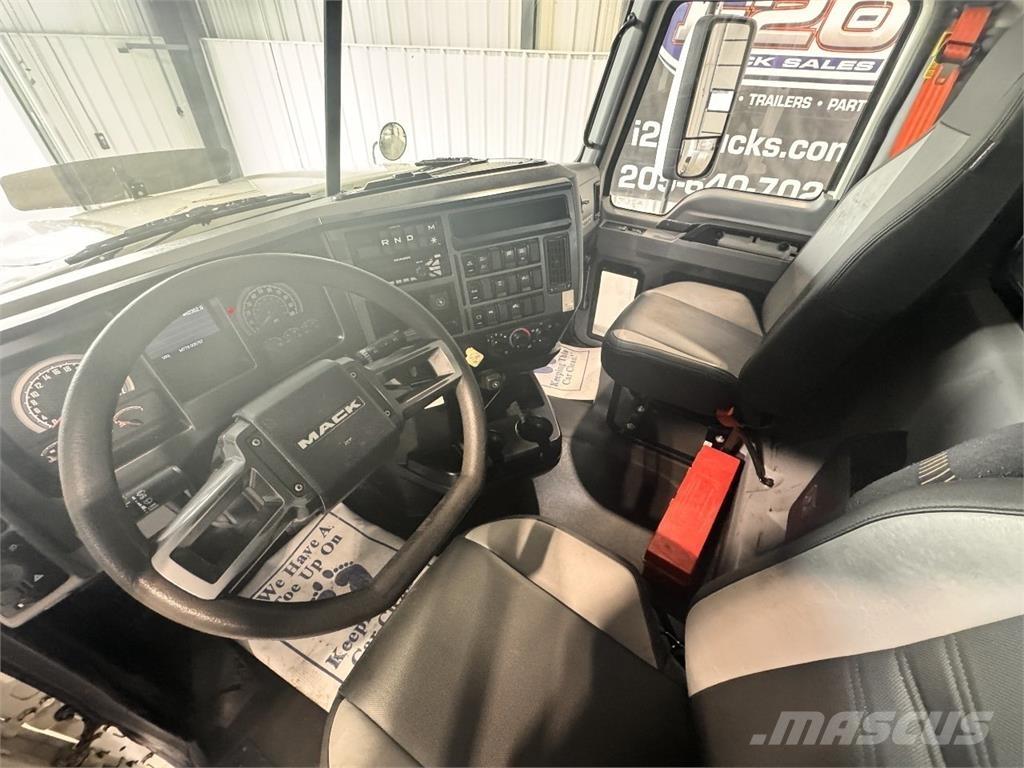 Mack Pinnacle 牵引车
