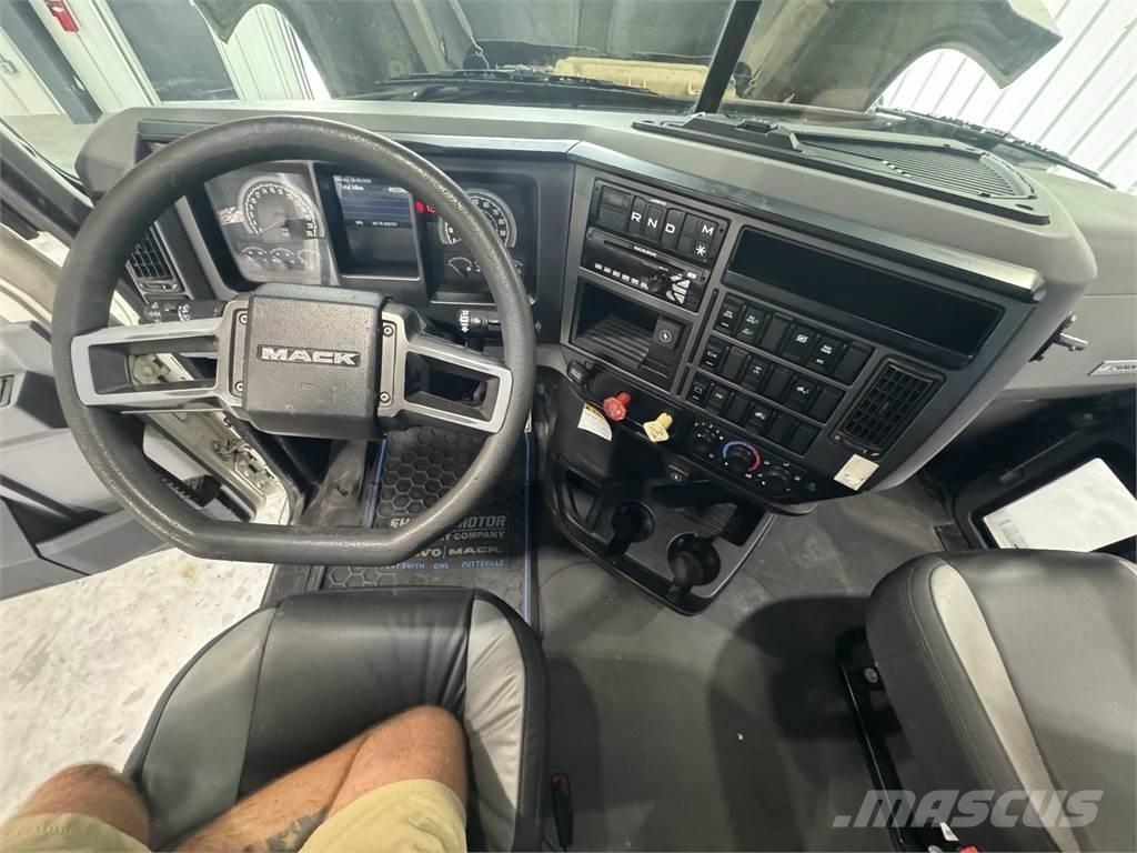 Mack Pinnacle 牵引车