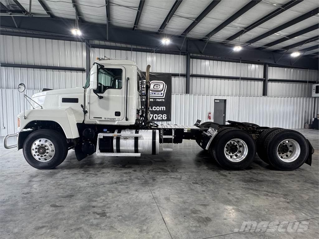 Mack Pinnacle 牵引车