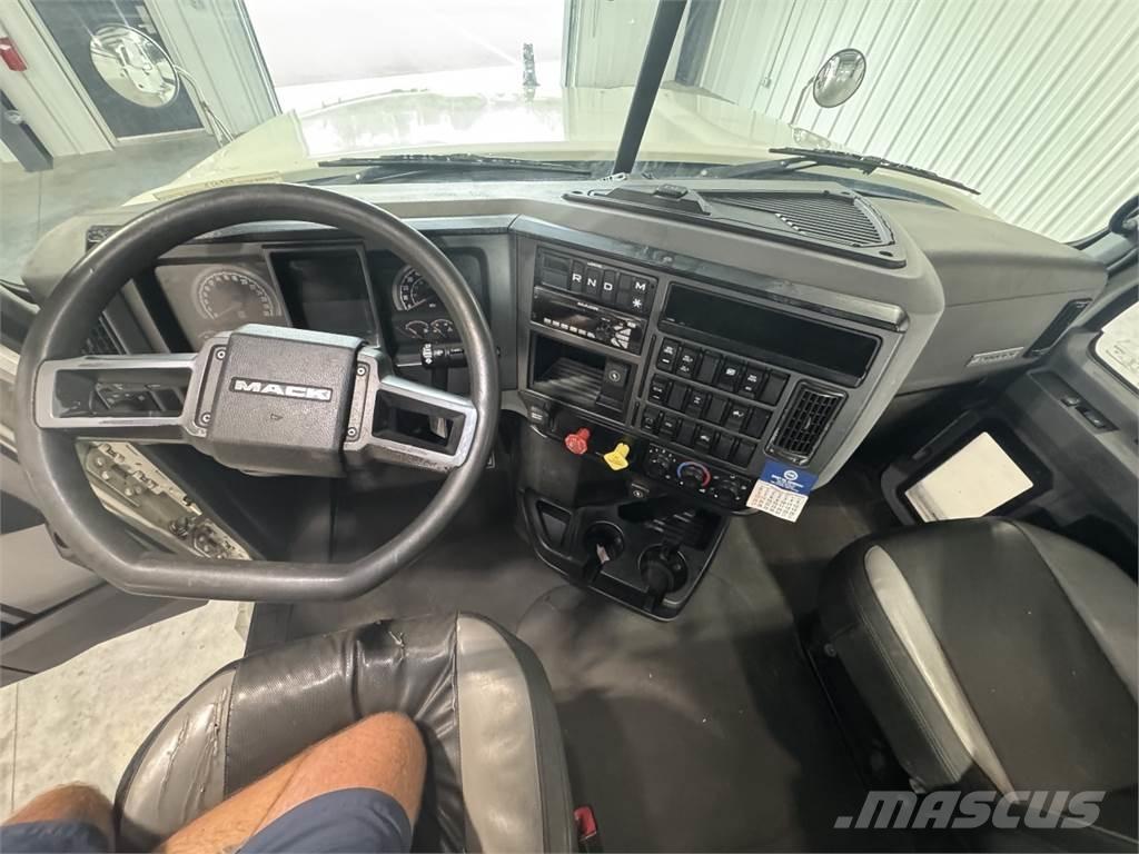 Mack Pinnacle 牵引车