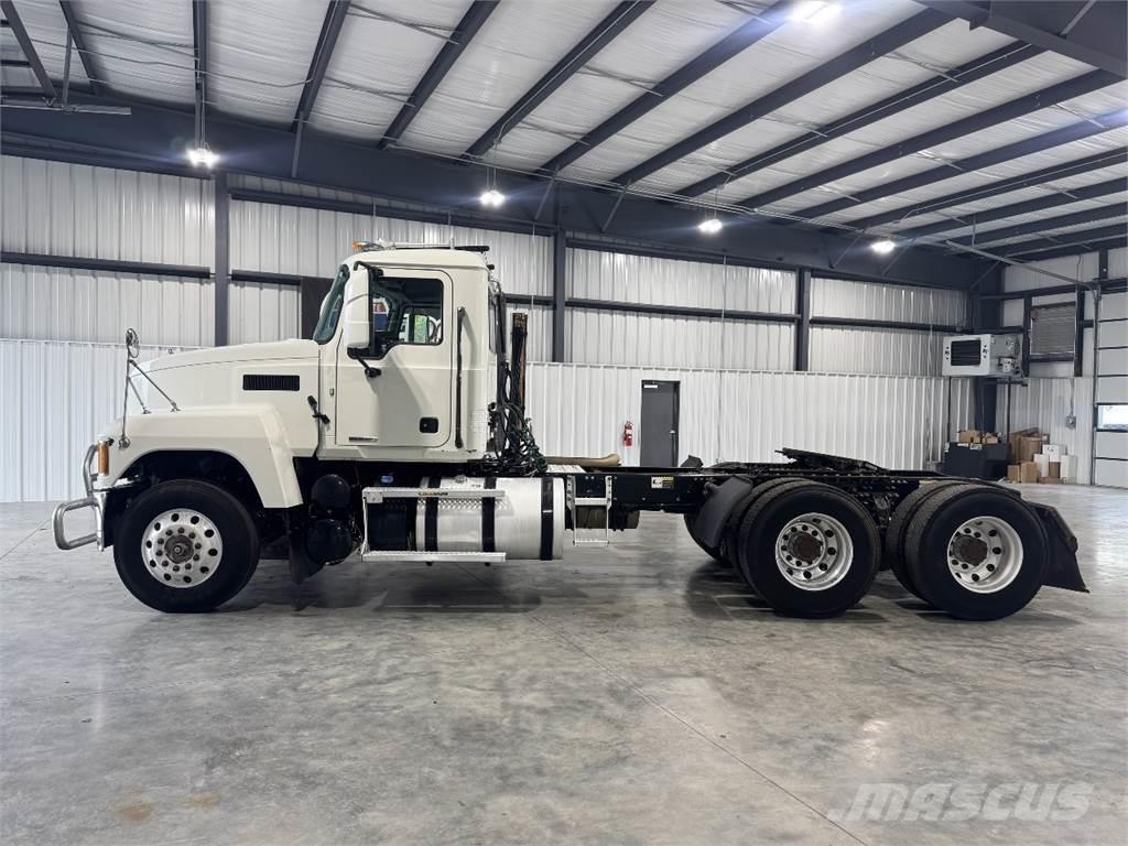 Mack Pinnacle 牵引车