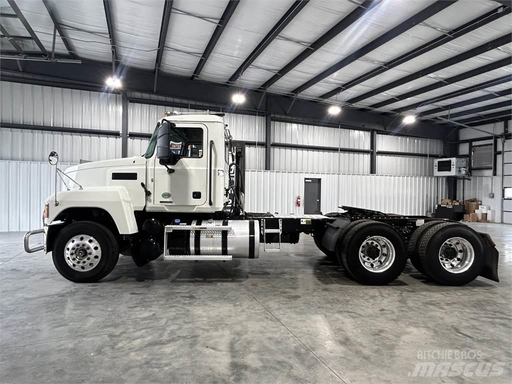 Mack Pinnacle 牵引车