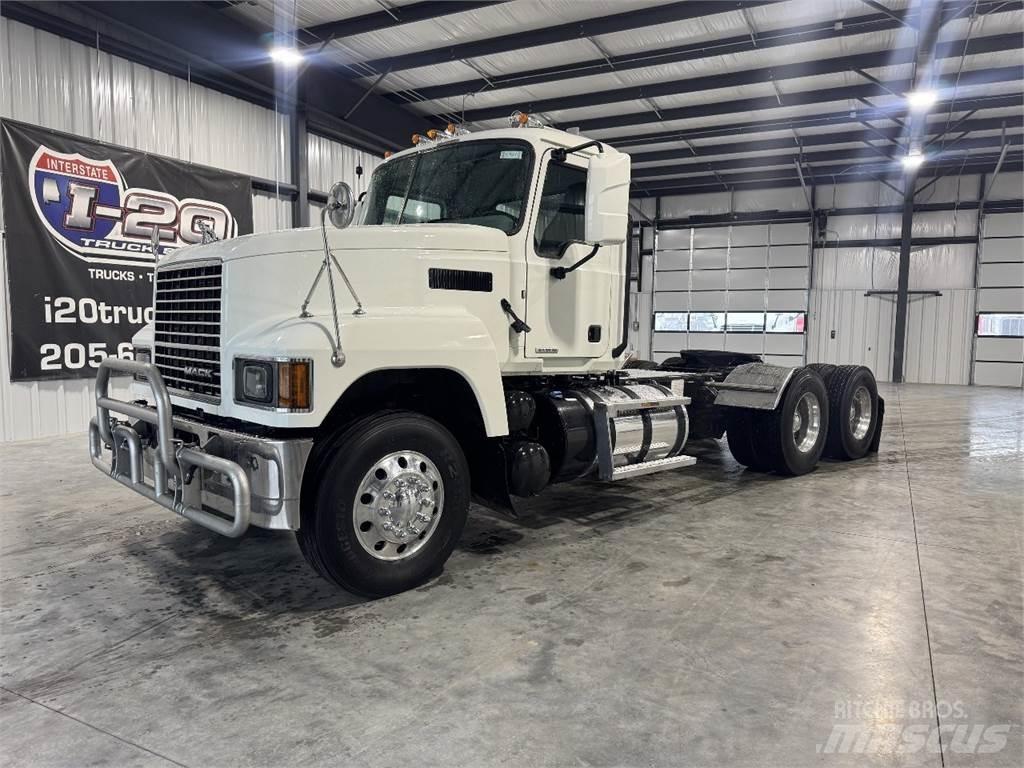 Mack Pinnacle 64T 牵引车