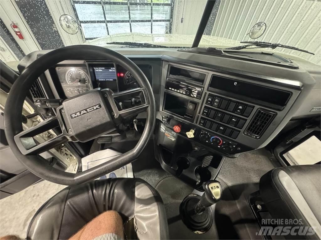 Mack Pinnacle 64T 牵引车