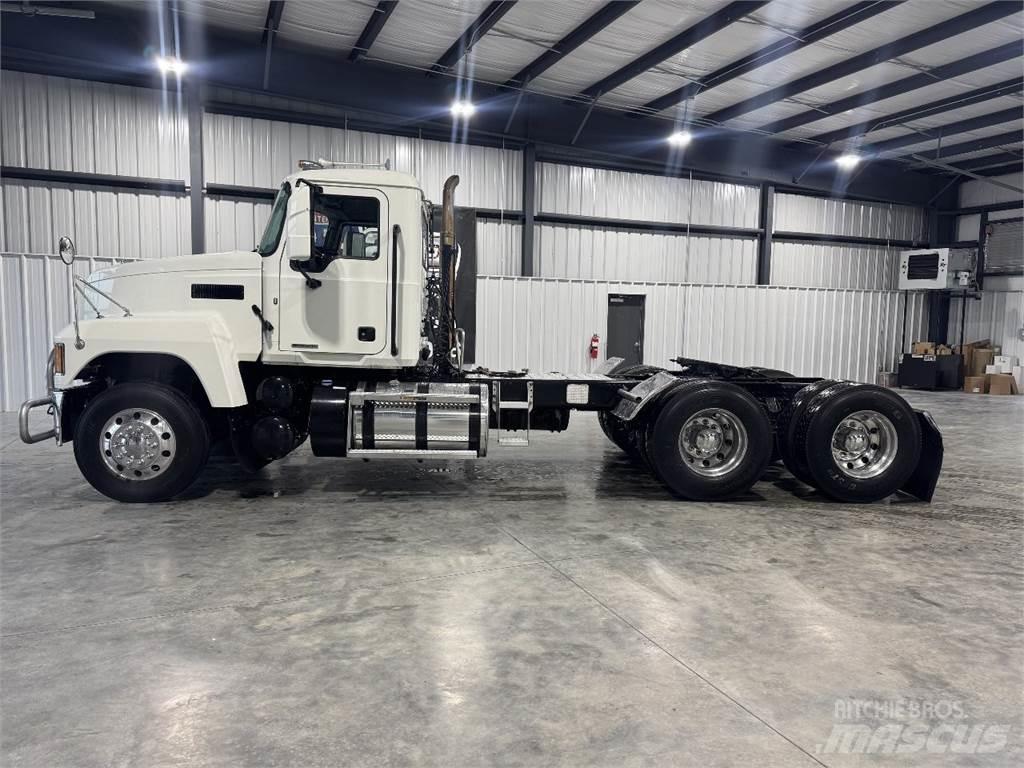 Mack Pinnacle 64T 牵引车