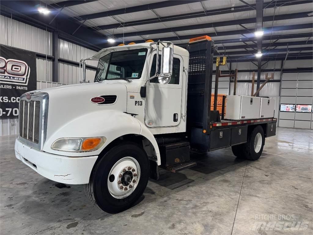 Peterbilt 330 平板栏板货车