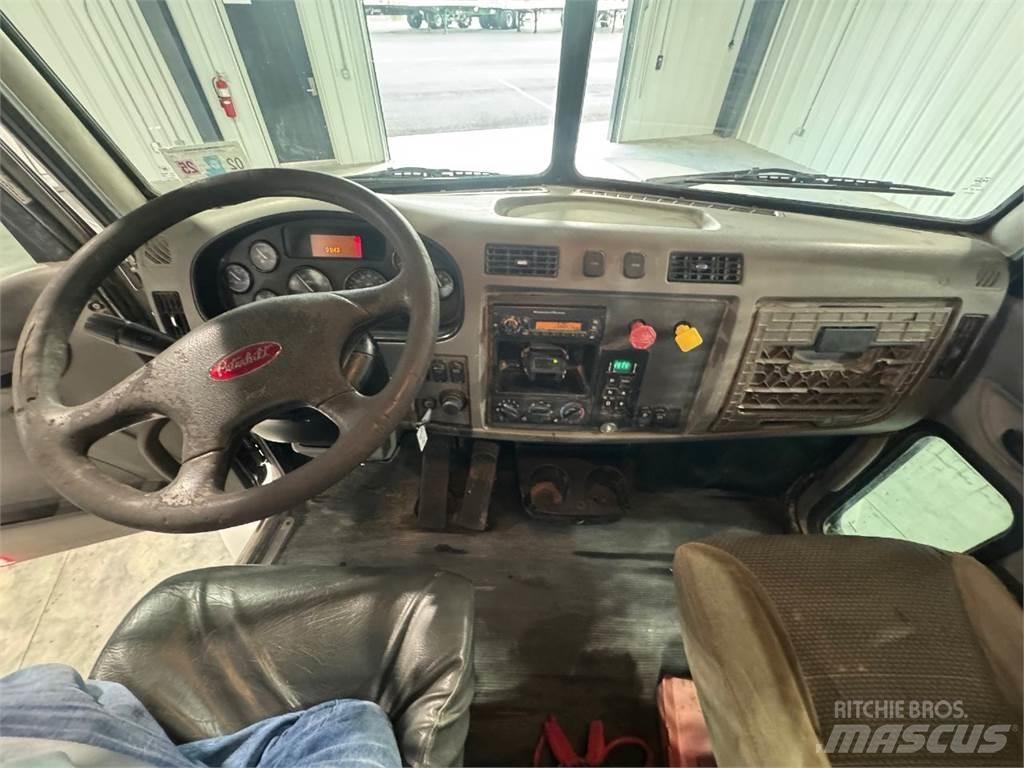 Peterbilt 330 平板栏板货车