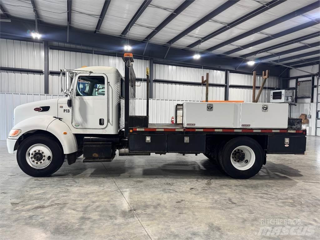 Peterbilt 330 平板栏板货车