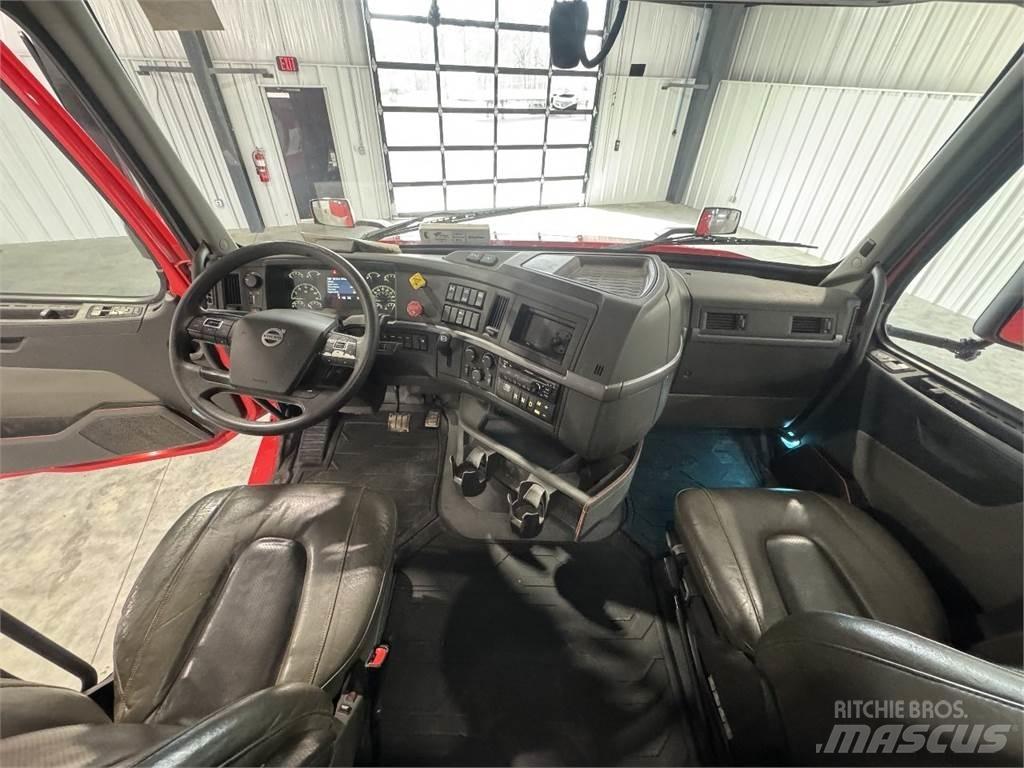 Volvo VNL64T740 牵引车