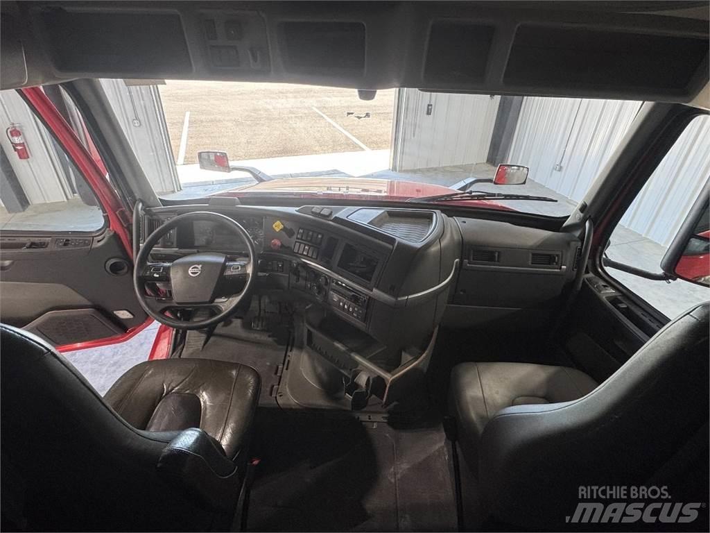 Volvo VNL64T740 牵引车
