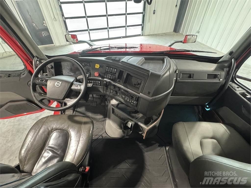Volvo VNL64T740 牵引车