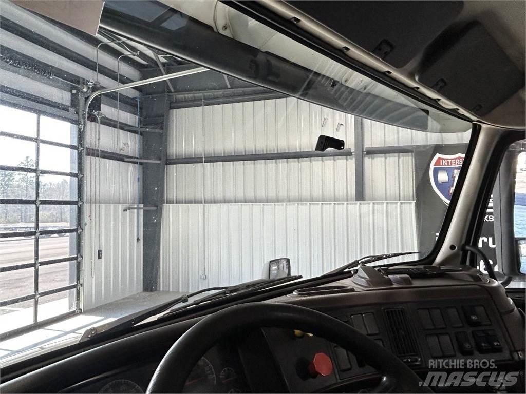 Volvo VNM 牵引车