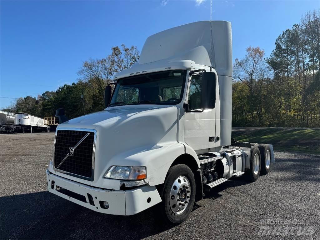 Volvo VNM64T200 牵引车
