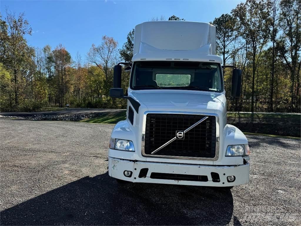 Volvo VNM64T200 牵引车