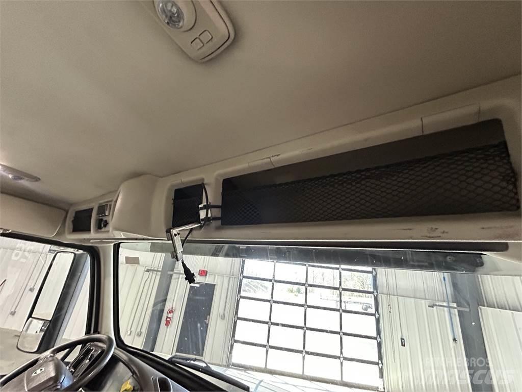 Volvo VNM64T200 牵引车